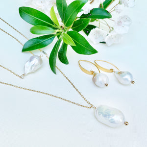 
                
                    Load image into Gallery viewer, Baroque Pearl Simple Gold Necklace
                
            